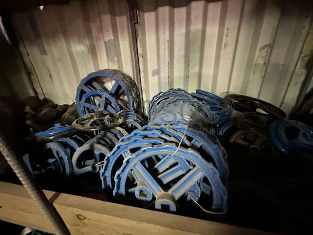 Contentor marítimo com stock de materiais de canalização