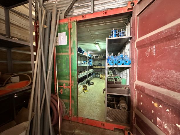 Contentor marítimo com stock de materiais de canalização