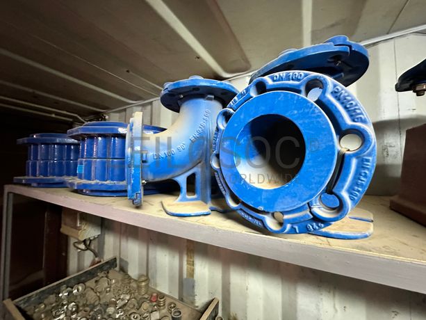 Contentor marítimo com stock de materiais de canalização