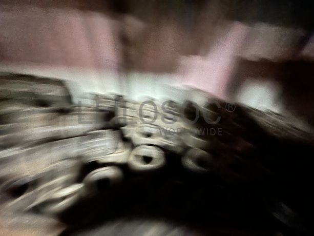 Contentor marítimo com stock de materiais de canalização