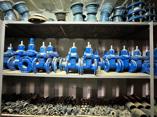 Contentor marítimo com stock de materiais de canalização