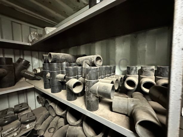 Contentor marítimo com stock de materiais de canalização em PEAD