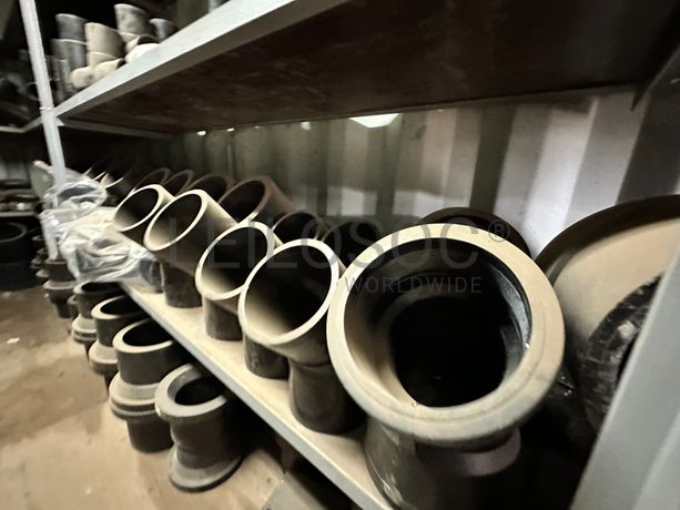 Contentor marítimo com stock de materiais de canalização em PEAD