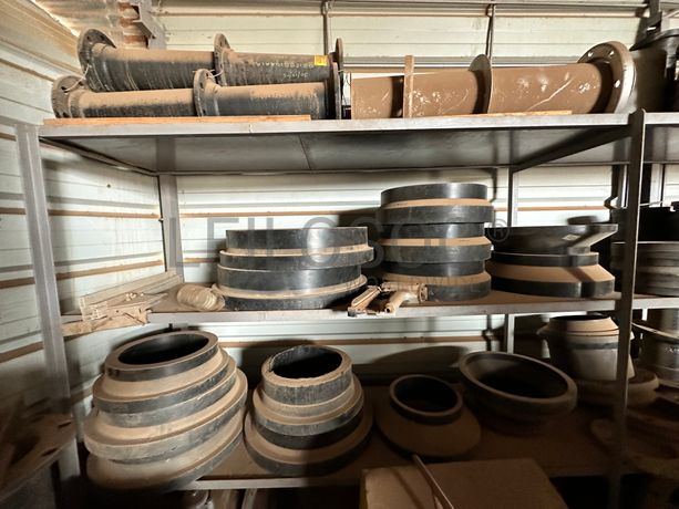 Contentor marítimo com stock de materiais de canalização em PEAD