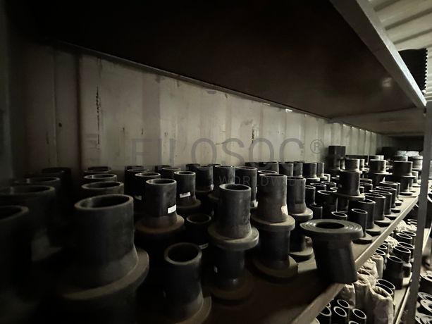 Contentor marítimo com stock de materiais de canalização em PEAD