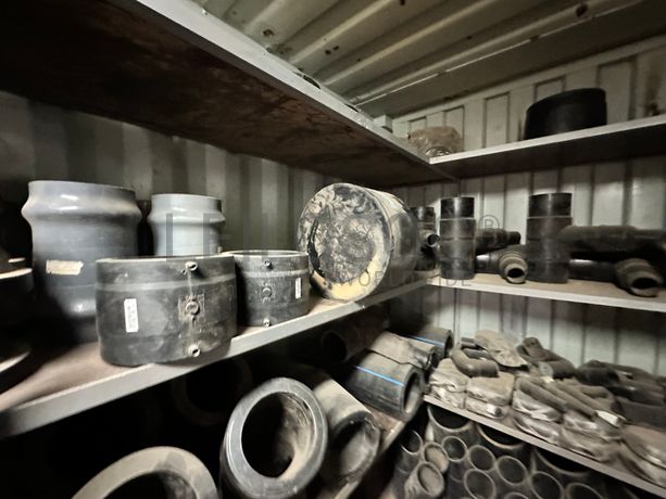 Contentor marítimo com stock de materiais de canalização em PEAD