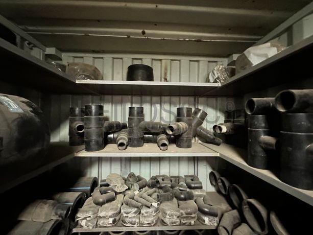 Contentor marítimo com stock de materiais de canalização em PEAD