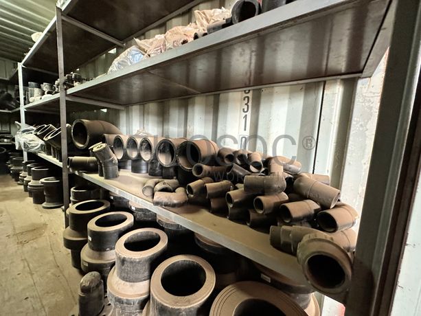 Contentor marítimo com stock de materiais de canalização em PEAD