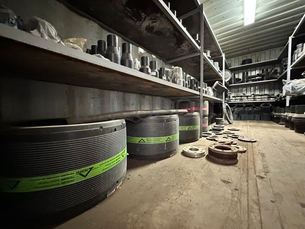 Contentor marítimo com stock de materiais de canalização em PEAD