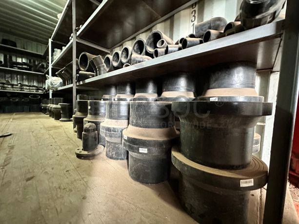 Contentor marítimo com stock de materiais de canalização em PEAD