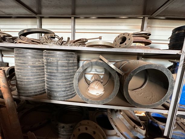 Contentor marítimo com stock de materiais de canalização em PEAD