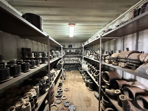 Contentor marítimo com stock de materiais de canalização em PEAD