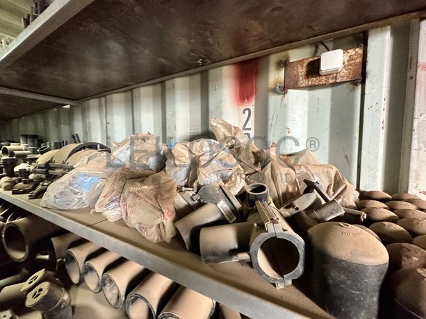 Contentor marítimo com stock de materiais de canalização em PEAD