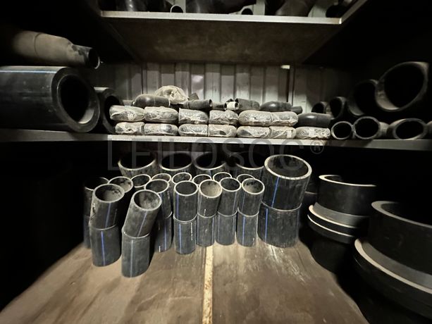 Contentor marítimo com stock de materiais de canalização em PEAD