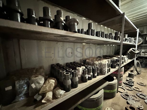 Contentor marítimo com stock de materiais de canalização em PEAD