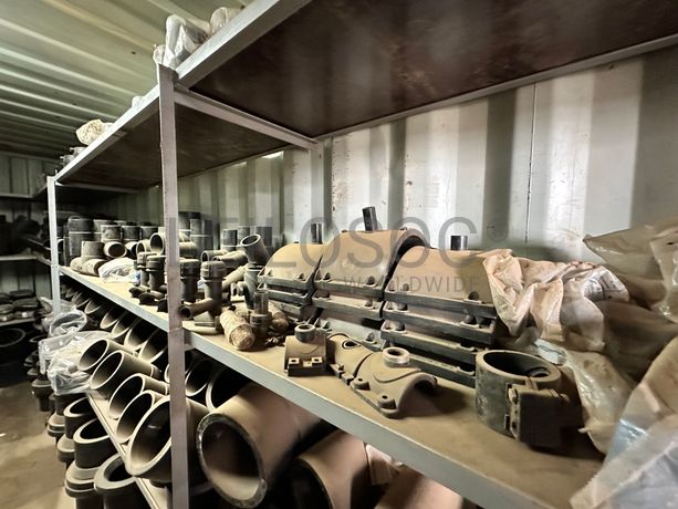 Contentor marítimo com stock de materiais de canalização em PEAD