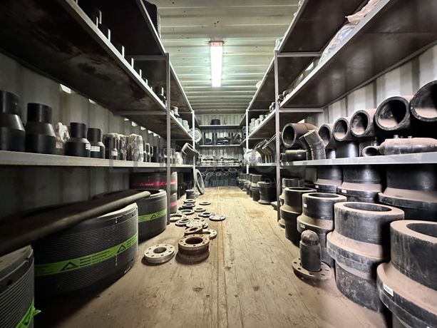 Contentor marítimo com stock de materiais de canalização em PEAD