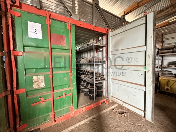 Contentor marítimo com stock de materiais de canalização em PEAD