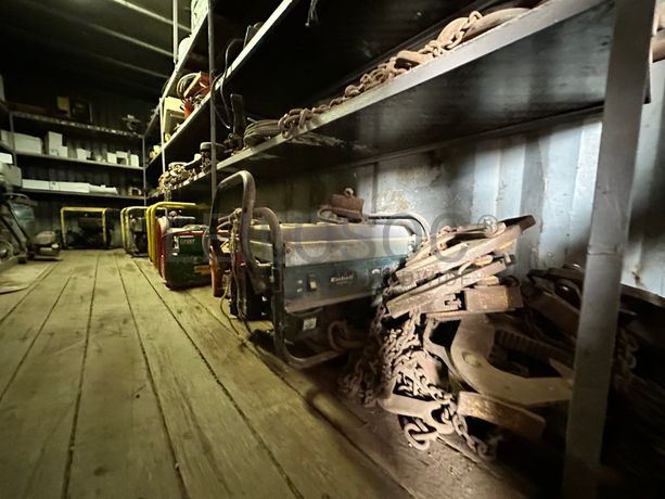 Contentor marítimo com stock de equipamentos para construção civil e ferramentaria