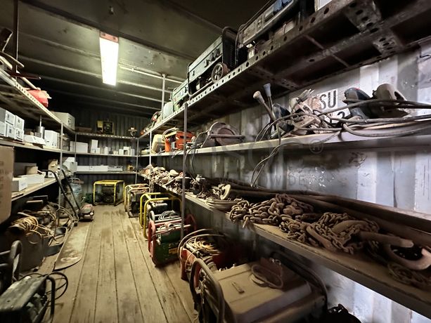 Contentor marítimo com stock de equipamentos para construção civil e ferramentaria