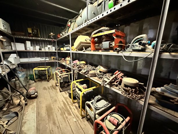 Contentor marítimo com stock de equipamentos para construção civil e ferramentaria