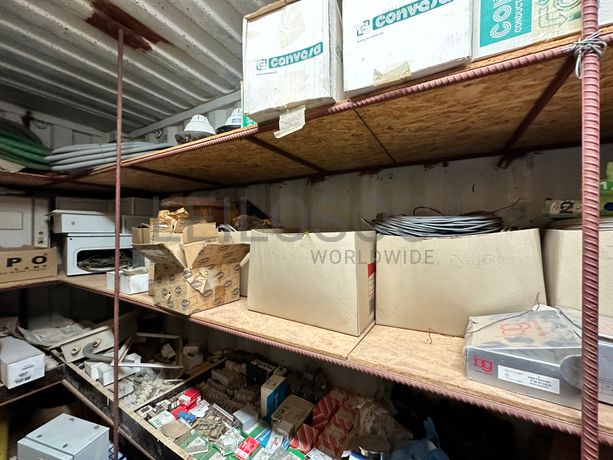 Contentor marítimo com stock de materiais e ferramentas para eletricidade.