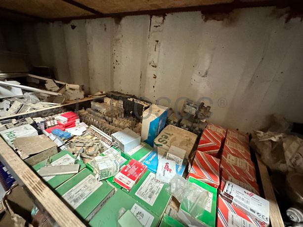 Contentor marítimo com stock de materiais e ferramentas para eletricidade.