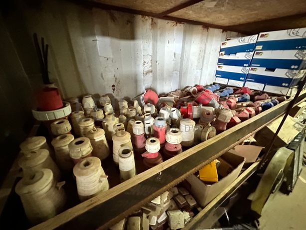 Contentor marítimo com stock de materiais e ferramentas para eletricidade.