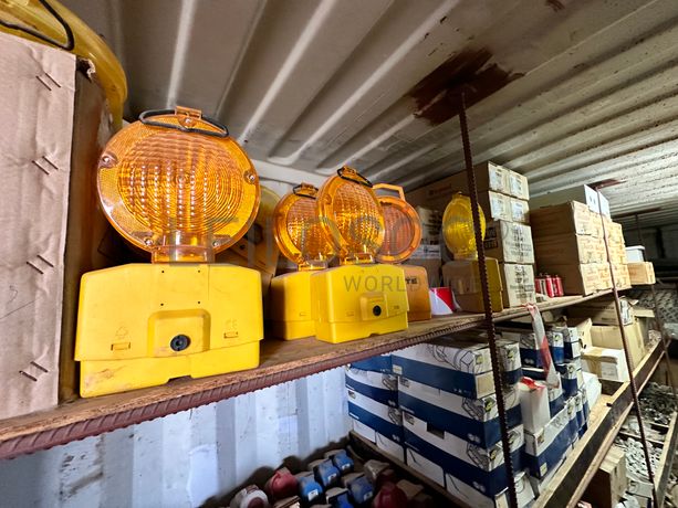 Contentor marítimo com stock de materiais e ferramentas para eletricidade.