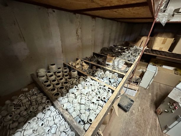 Contentor marítimo com stock de materiais e ferramentas para eletricidade.