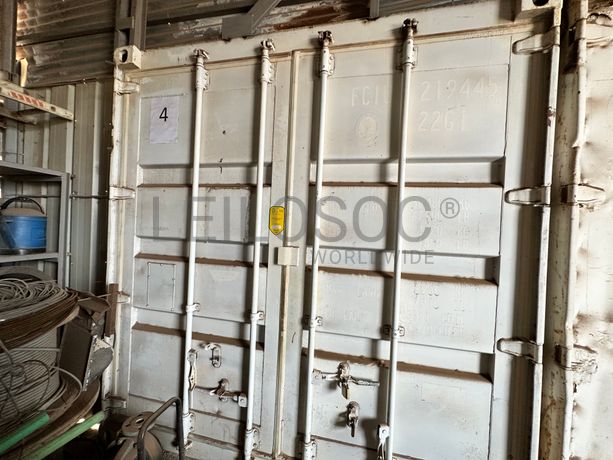 Contentor marítimo com stock de materiais e ferramentas para eletricidade.