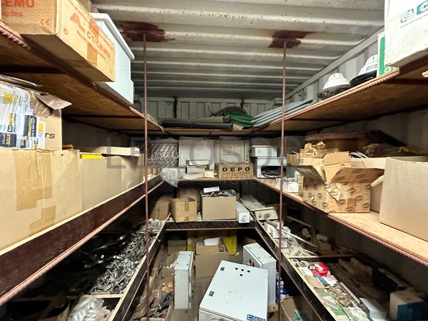 Contentor marítimo com stock de materiais e ferramentas para eletricidade.