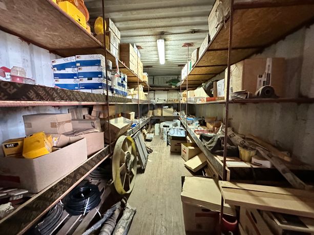 Contentor marítimo com stock de materiais e ferramentas para eletricidade.