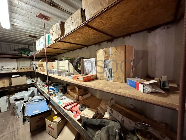 Contentor marítimo com stock de materiais e ferramentas para eletricidade.