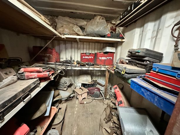 Contentor marítimo com stock de equipamentos ligeiros destinados à construção civil e ferramentaria