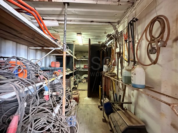 Contentor marítimo com stock de equipamentos ligeiros destinados à construção civil e ferramentaria