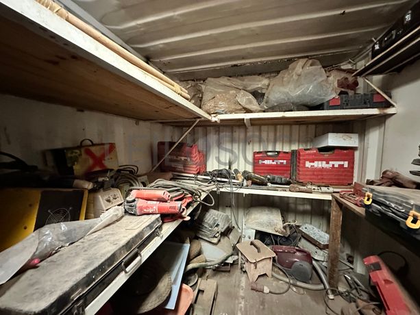 Contentor marítimo com stock de equipamentos ligeiros destinados à construção civil e ferramentaria