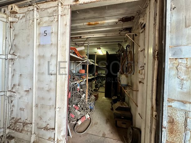 Contentor marítimo com stock de equipamentos ligeiros destinados à construção civil e ferramentaria