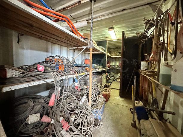 Contentor marítimo com stock de equipamentos ligeiros destinados à construção civil e ferramentaria