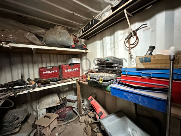 Contentor marítimo com stock de equipamentos ligeiros destinados à construção civil e ferramentaria