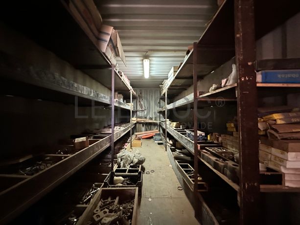 Contentor marítimo com stock de materiais consumíveis destinados à construção civil