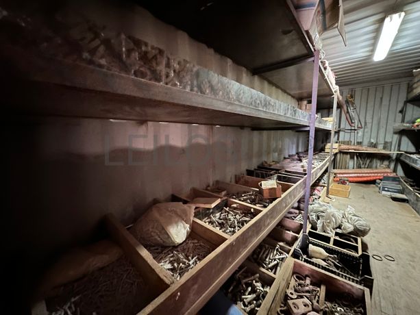 Contentor marítimo com stock de materiais consumíveis destinados à construção civil