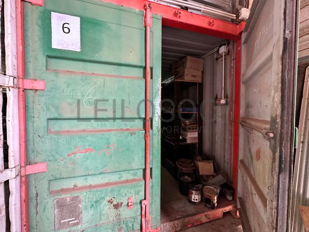 Contentor marítimo com stock de materiais consumíveis destinados à construção civil