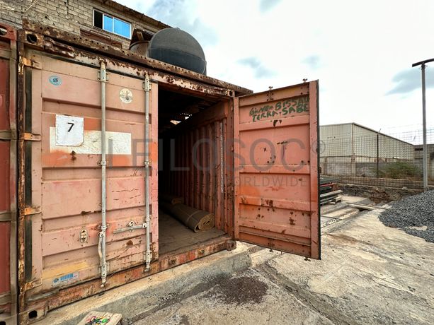 Contentor marítimo com stock pneus e sinais de transito