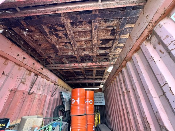 Contentor marítimo com stock pneus e sinais de transito