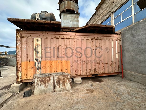 Contentor marítimo com stock pneus e sinais de transito