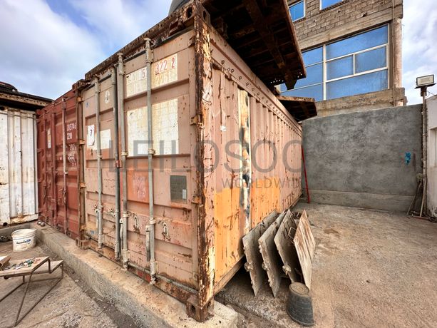 Contentor marítimo com stock pneus e sinais de transito