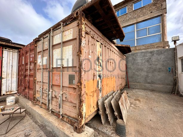 Contentor marítimo com stock pneus e sinais de transito