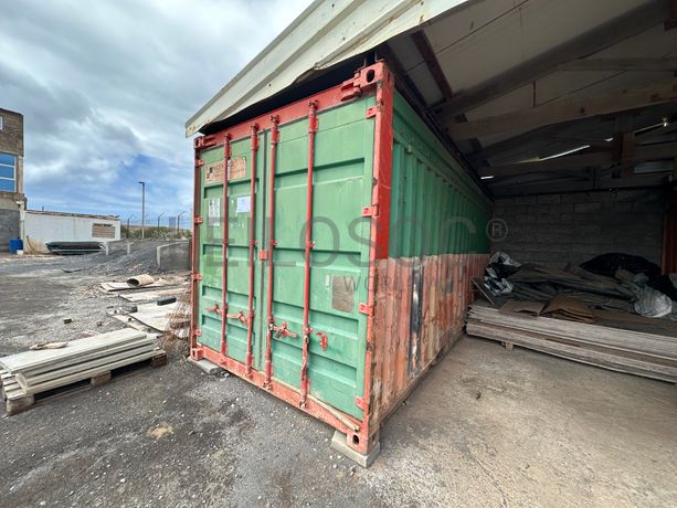 Contentor marítimo com stock de materiais diversos