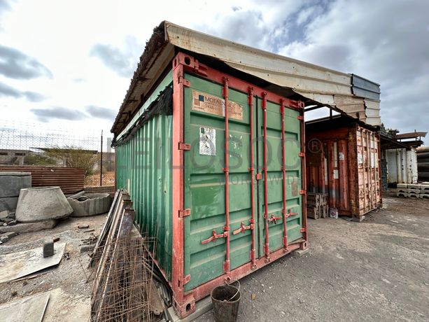 Contentor marítimo com stock de materiais diversos